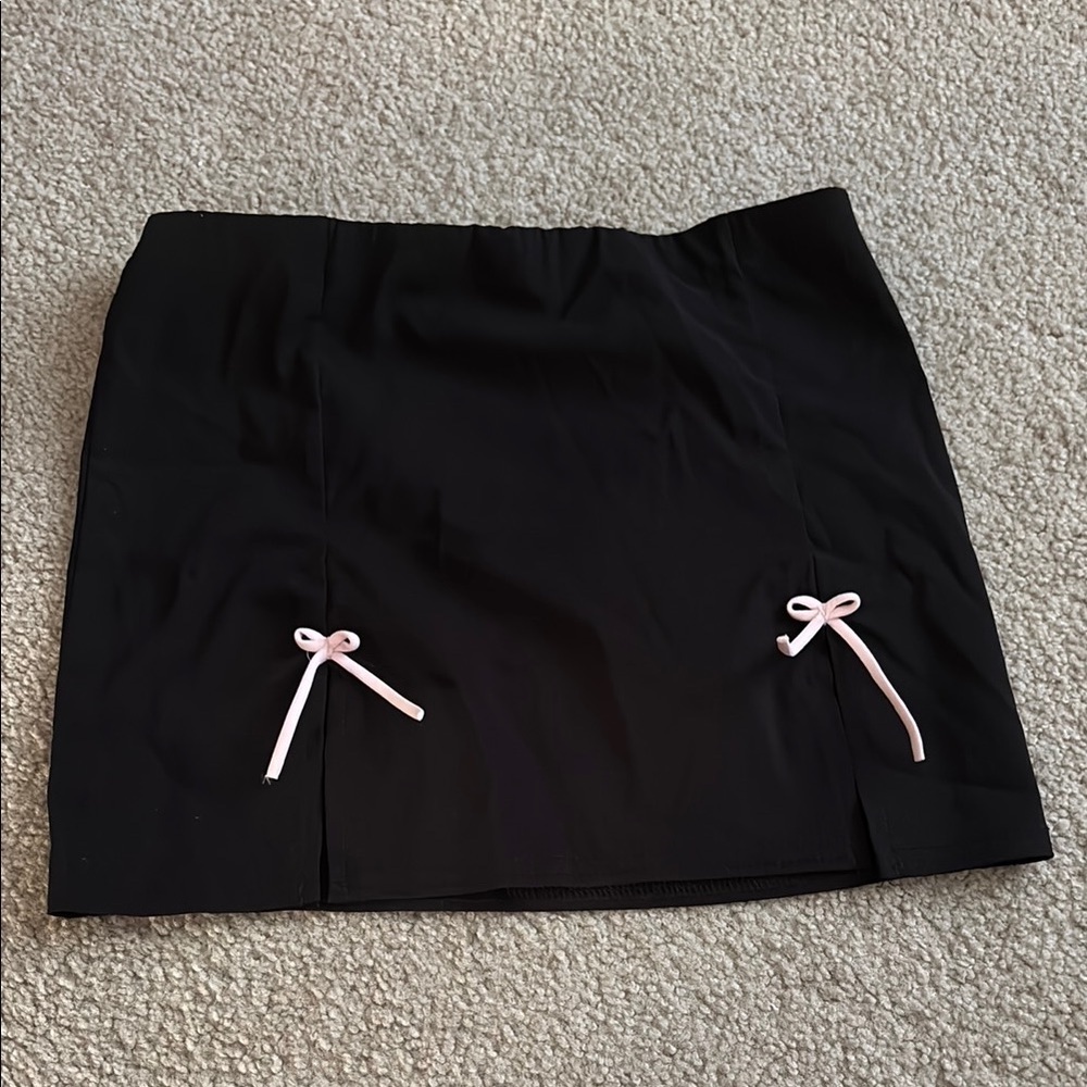 PrettyLittleThing Black Mini Skirt with bows women’s size 4